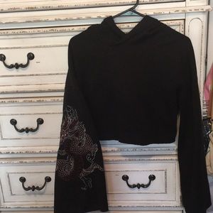 Wide sleeve dragon cropped hoodie.